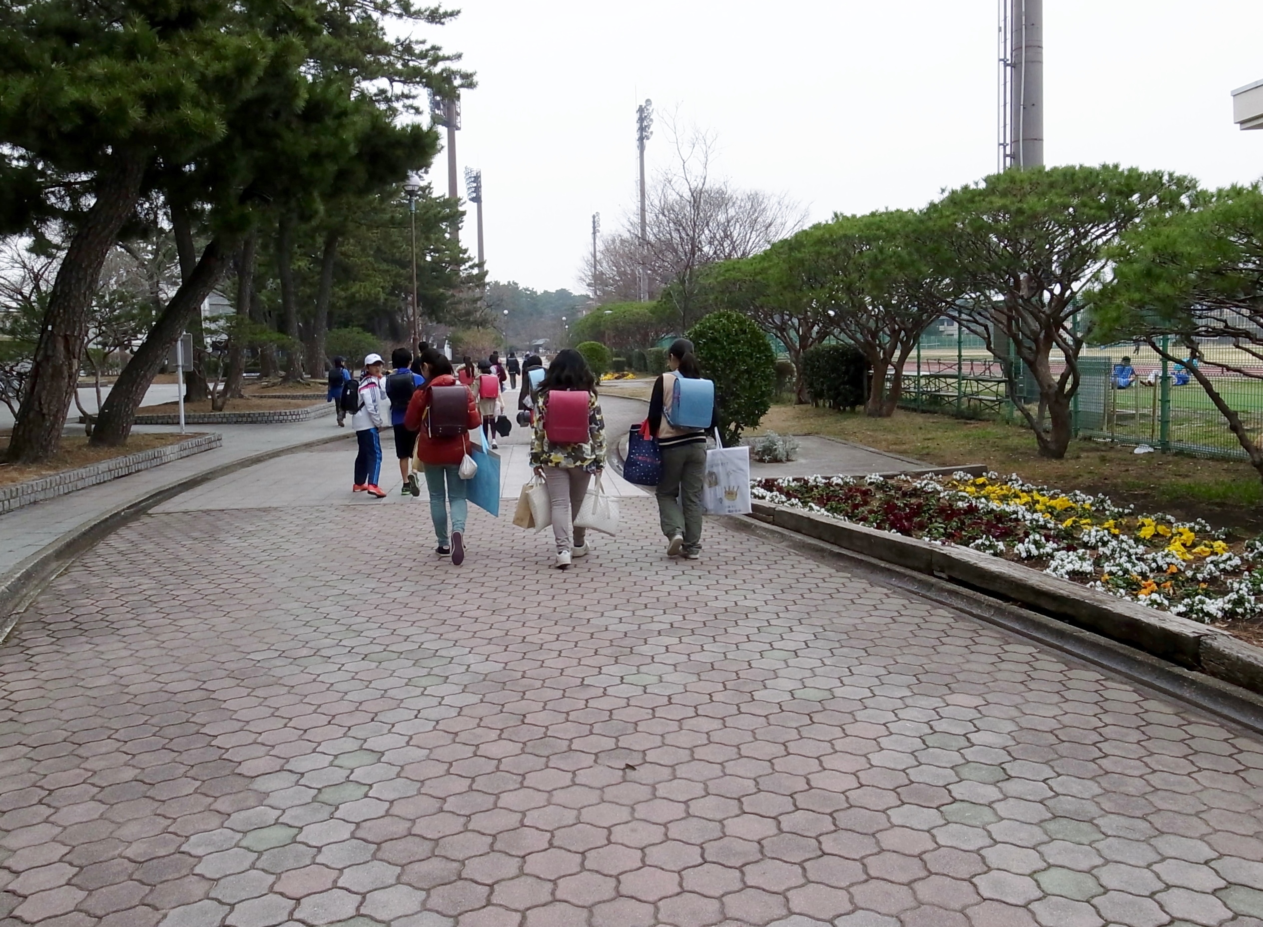 敷島公園園路をを通学する学童
